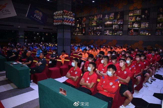 影片通过几组看似非常规的情感样本，重新审视了我们所熟悉的“浪漫”与“婚姻”。