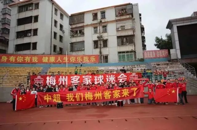 姚晨大秀香肩美腿,刘烨的装扮很有主席范儿,主演朱虹身着透视装,很是抢风头。